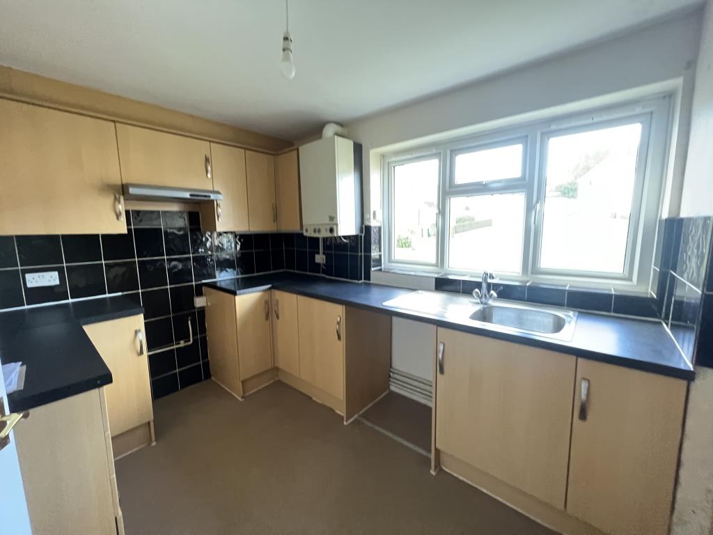Lot: 103 - FLAT FOR INVESTMENT OR OCCUPATION - General view of kitchen